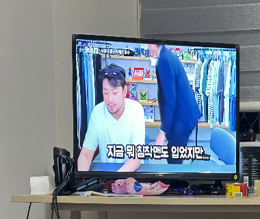 스마트 티비, 책상, 의자 팝니다(모두 포함200불)