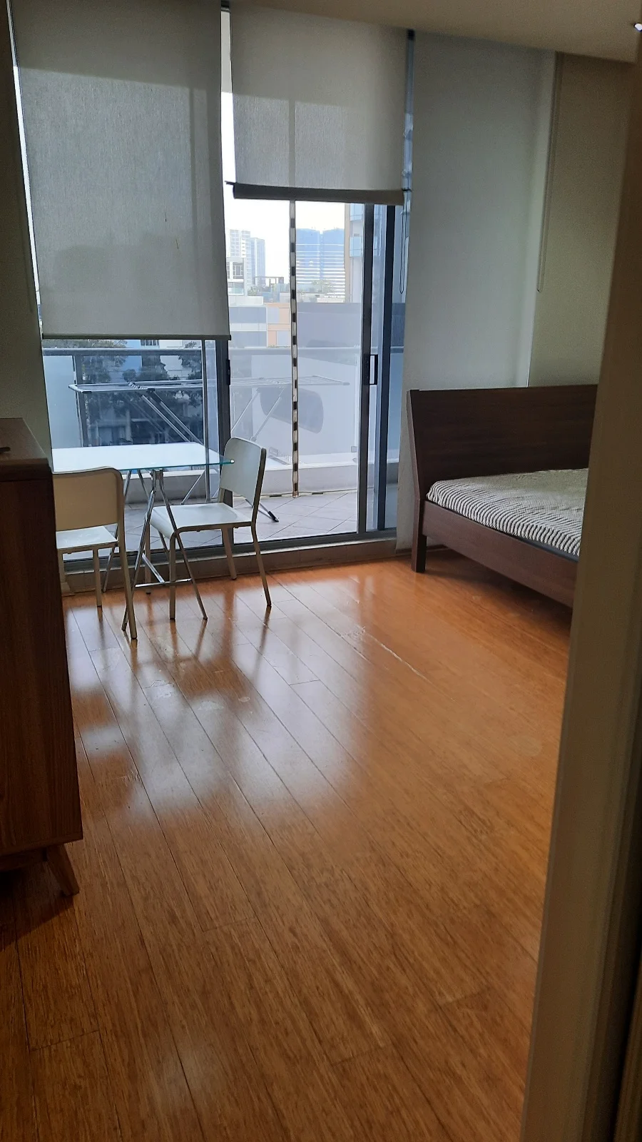 로즈역 Rhodes 바로 앞 넓은 발코니있는 복층 펜트하우스마스터룸 (6층 단독 거주 샤워부스/ 욕조/ 화장실단독사용/사생활보호확실) 커플환영