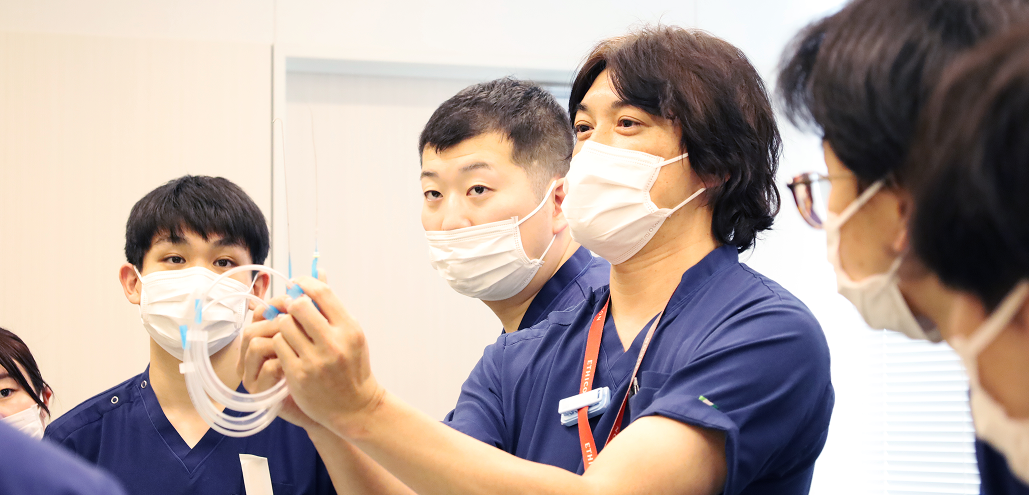 【堺市立総合医療センター】 ｢教え教えられる文化｣ の中で､ 研修医が自分たちで創り上げる理想の学び場