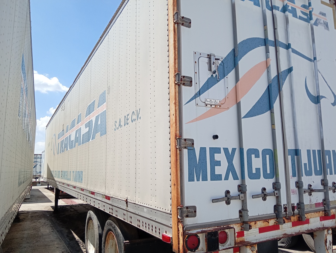 TRAILMOBILE CAJA SECA 