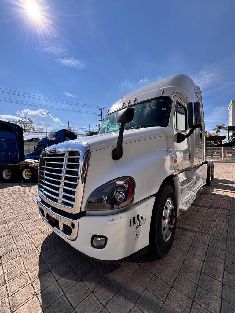 FREIGHTLINER CASCADIA SLEEPER CAP
