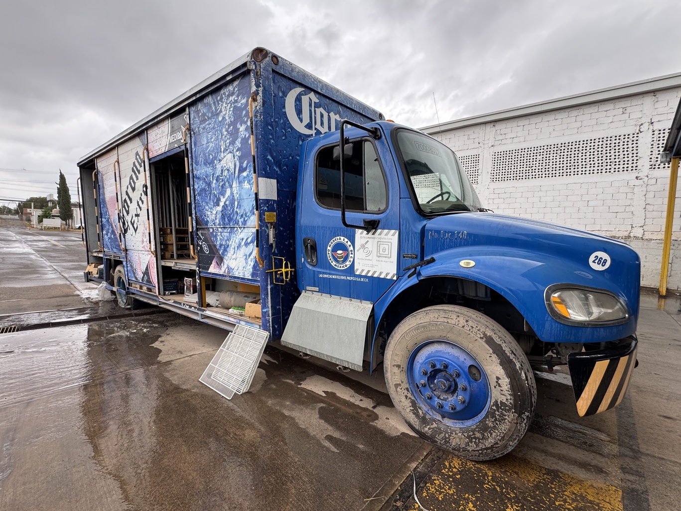 FREIGHTLINER M2