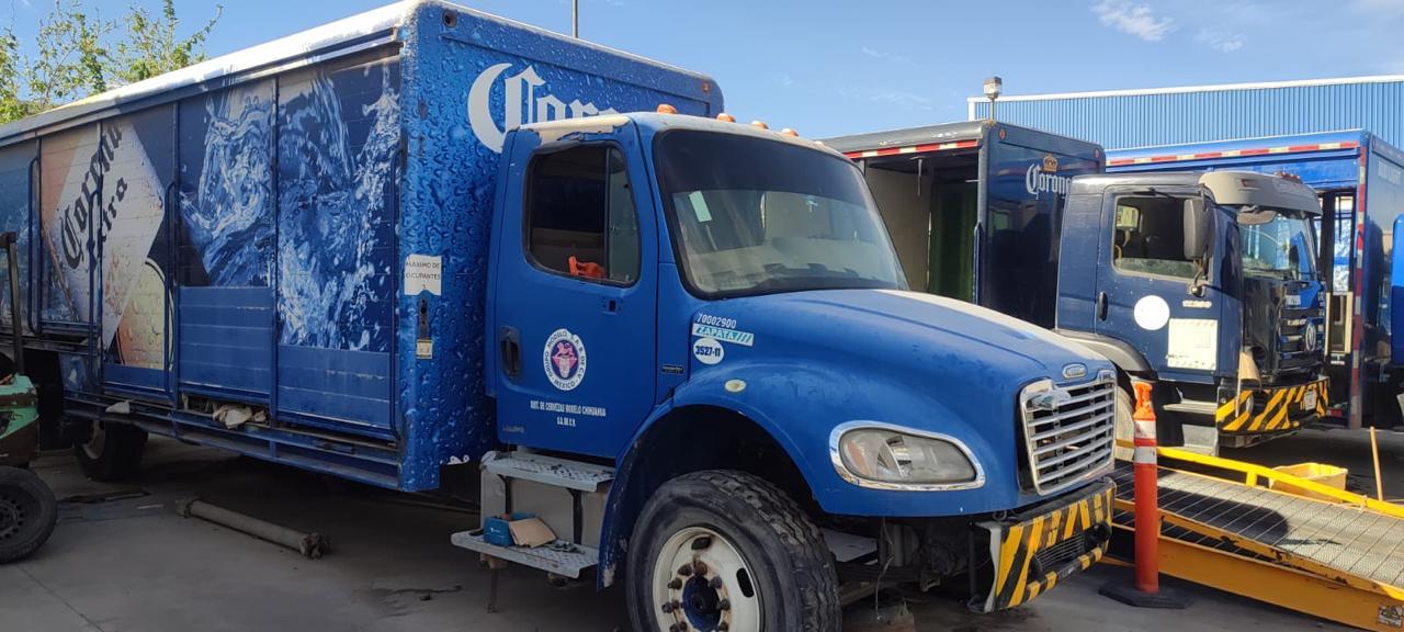 FREIGHTLINER M2 