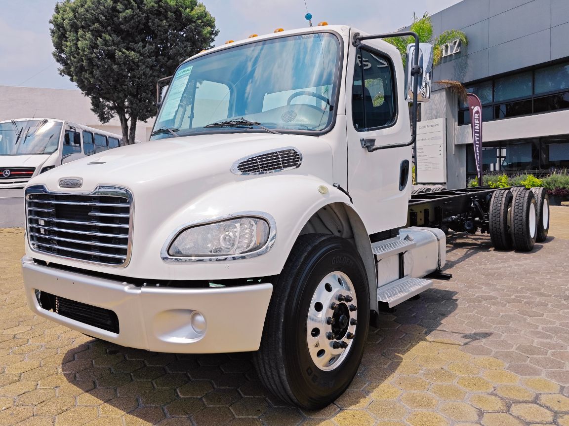 FREIGHTLINER M2