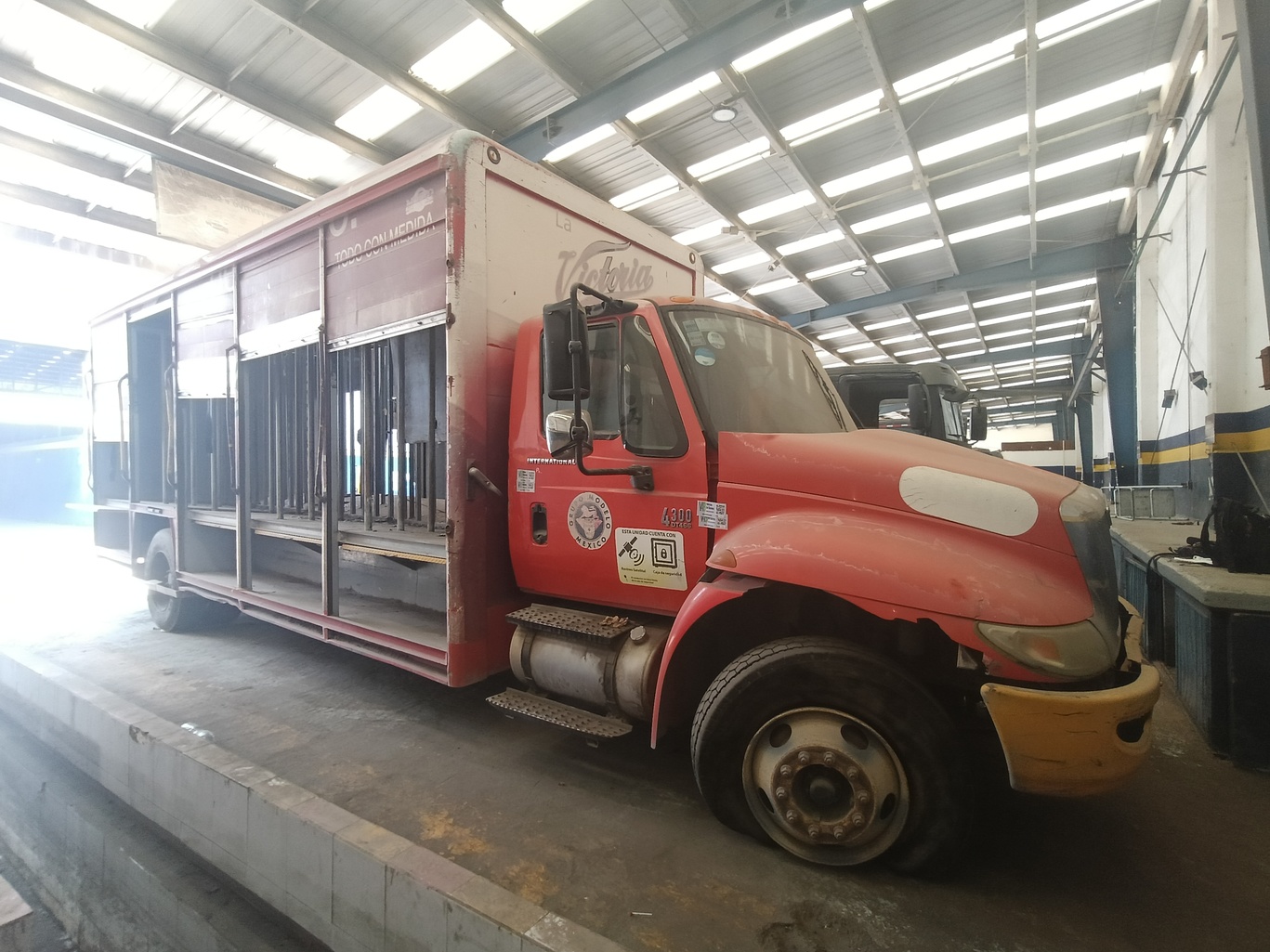 INTERNATIONAL 4300 DURASTAR