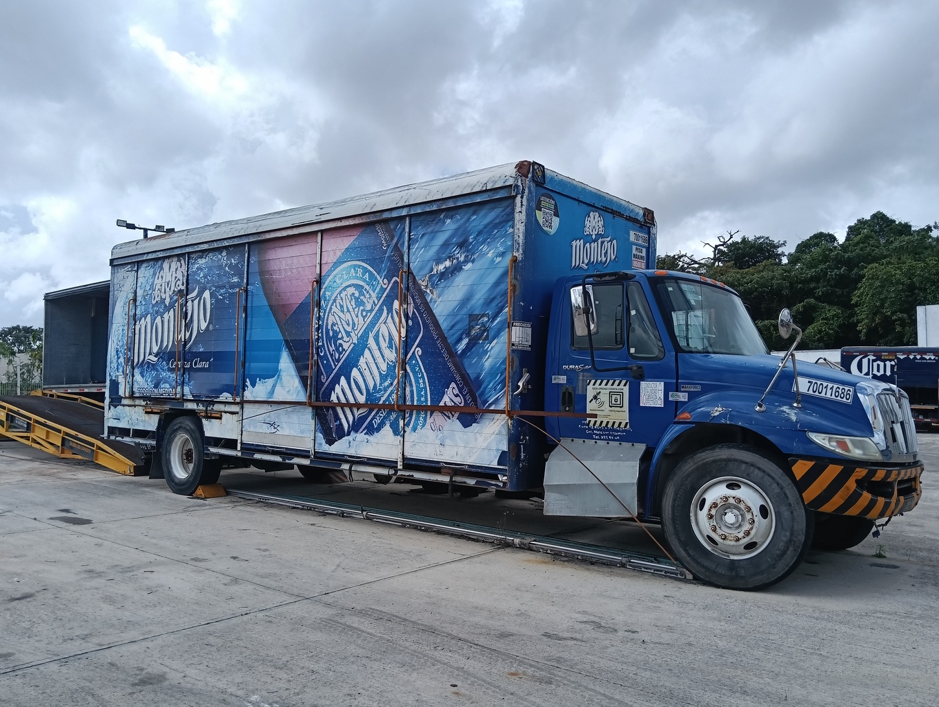 INTERNATIONAL 4300 DURASTAR