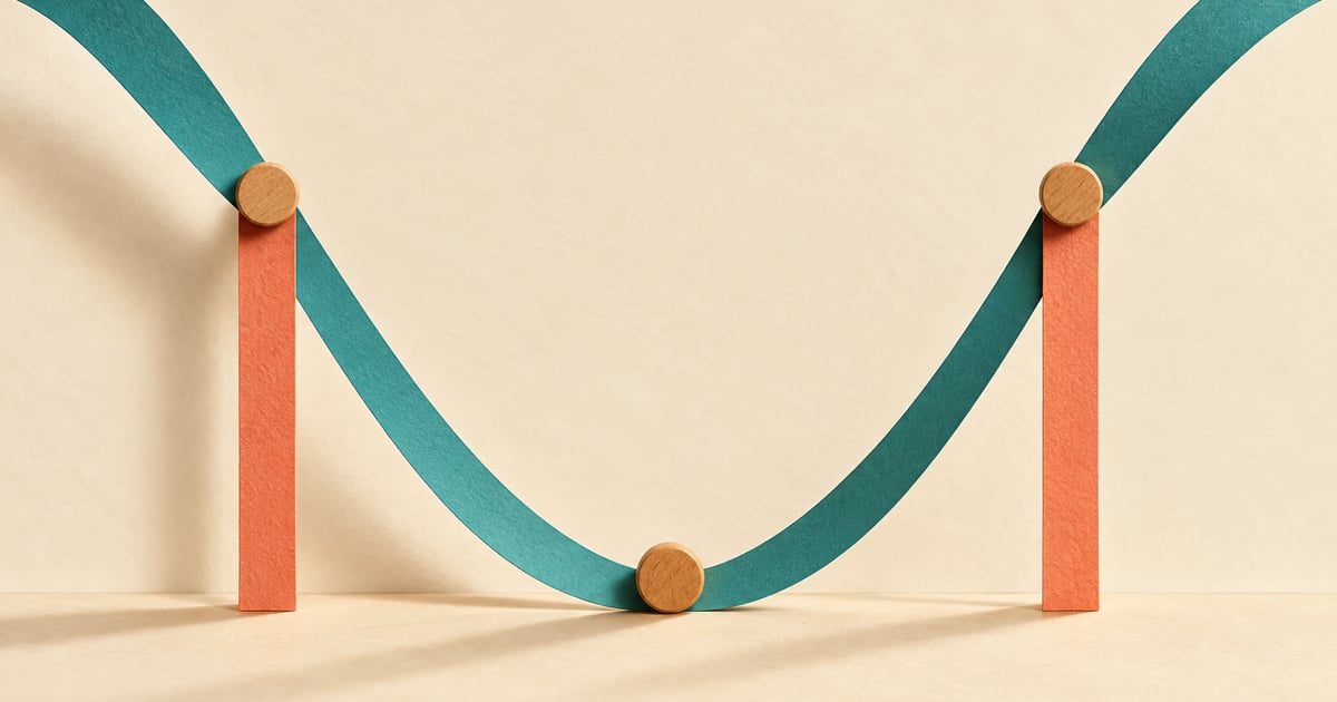 O curbă parabolică din panglică teal este delimitată de două repere coral pe hârtie crem.