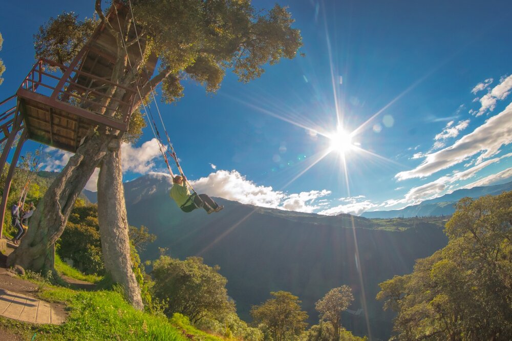 La casa del arbol en baños de agua santa mirador hacia el volcan columpio en casa del arbol