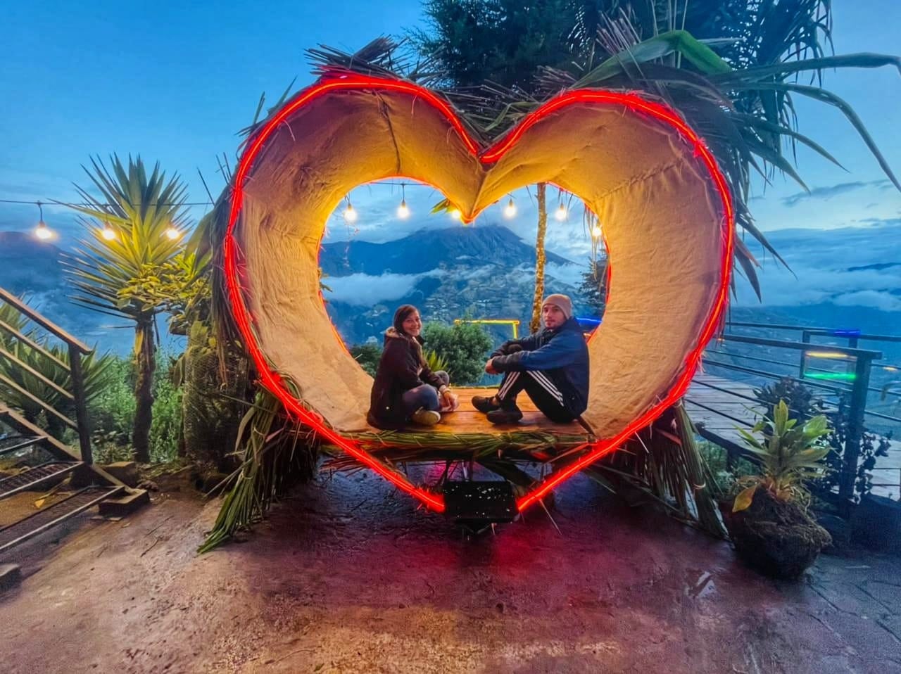 el nido del aguila con el corazon del amor ubicado en el sector de las antenas en banos de agua santa es un atractivo turistico