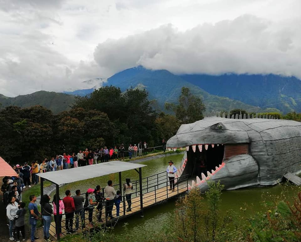 Dinos Park, entrada al dinosaurio en medio de la laguna