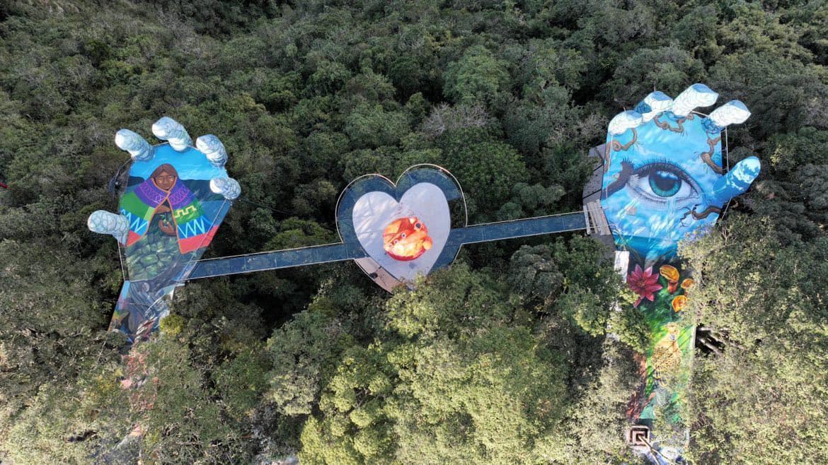 las manos de la pachamama, la mano de la pachamama, mirador pintado de colores, con mirador a la montaña, balcon de cristal, entre la montaña