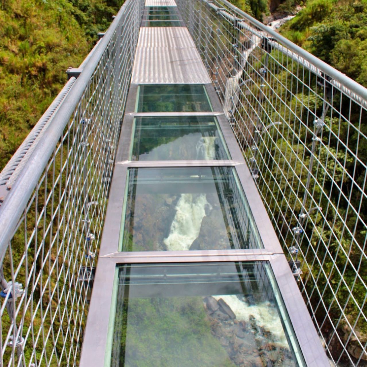 puente de cristal de baños de agua santa