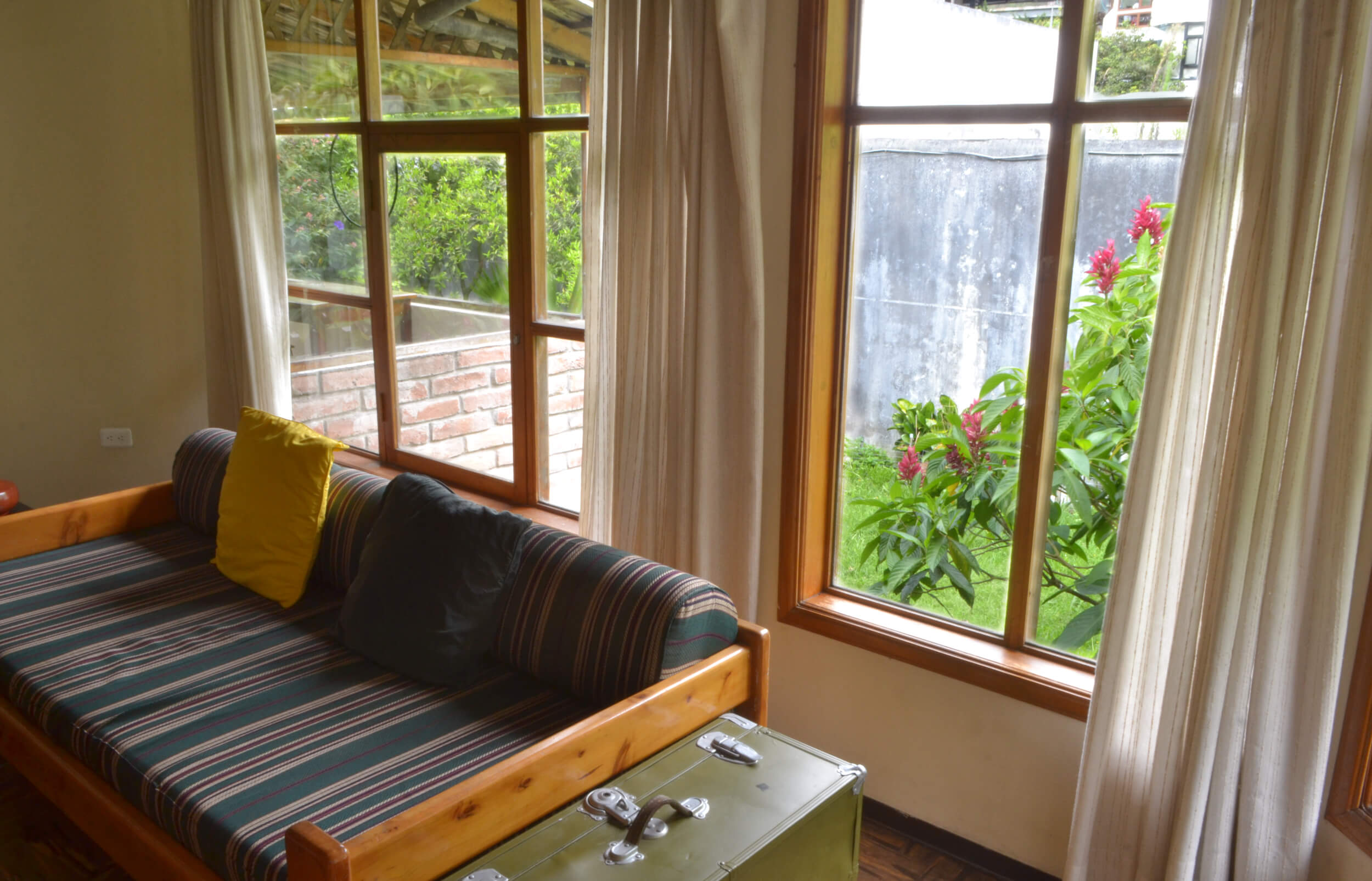 casa vacacional con muebles comodos y con vista al jardin