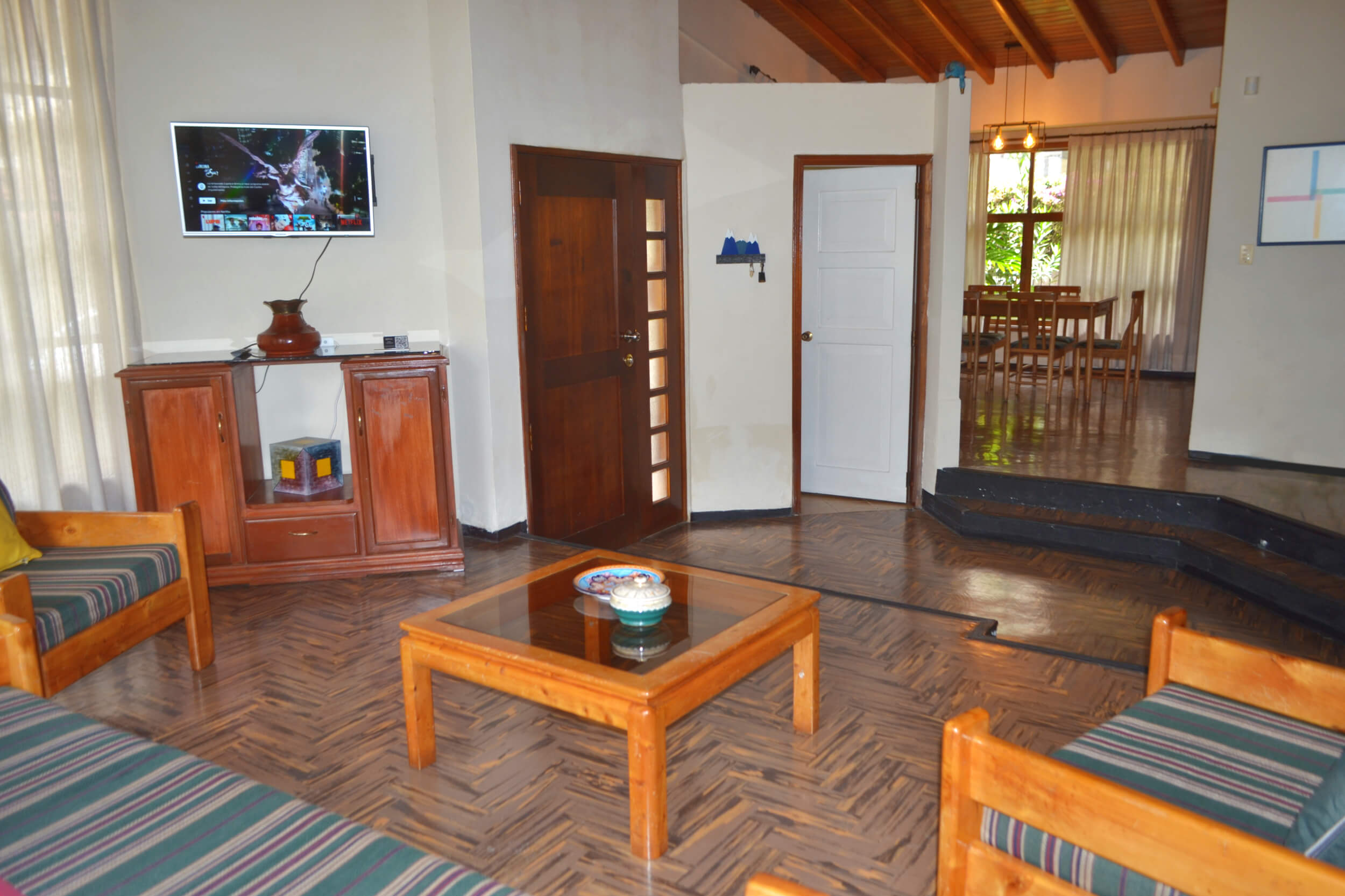 sala con television en casa vacacional