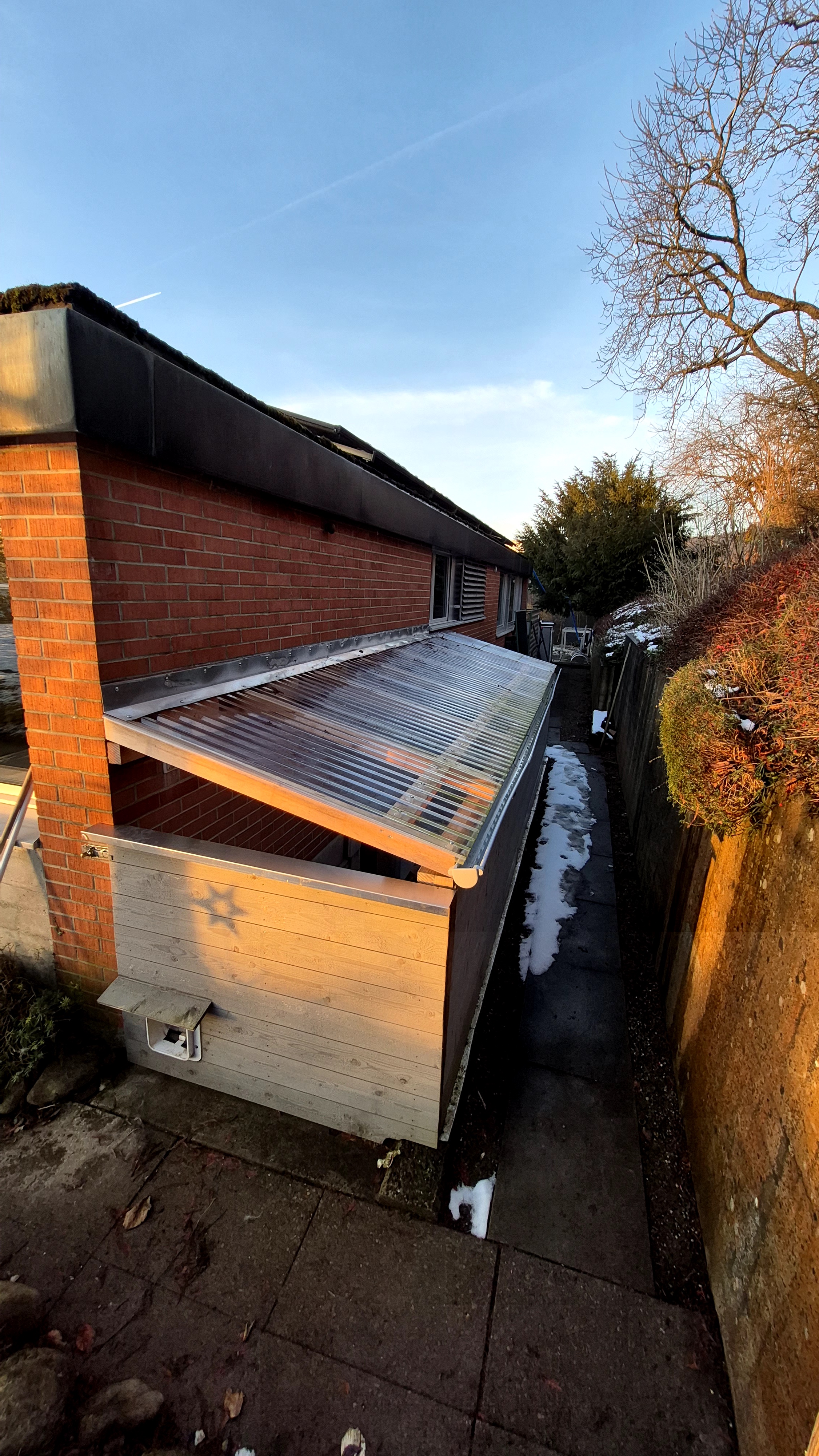 Budgetfreundliche Überdachung mit Katzentörchen