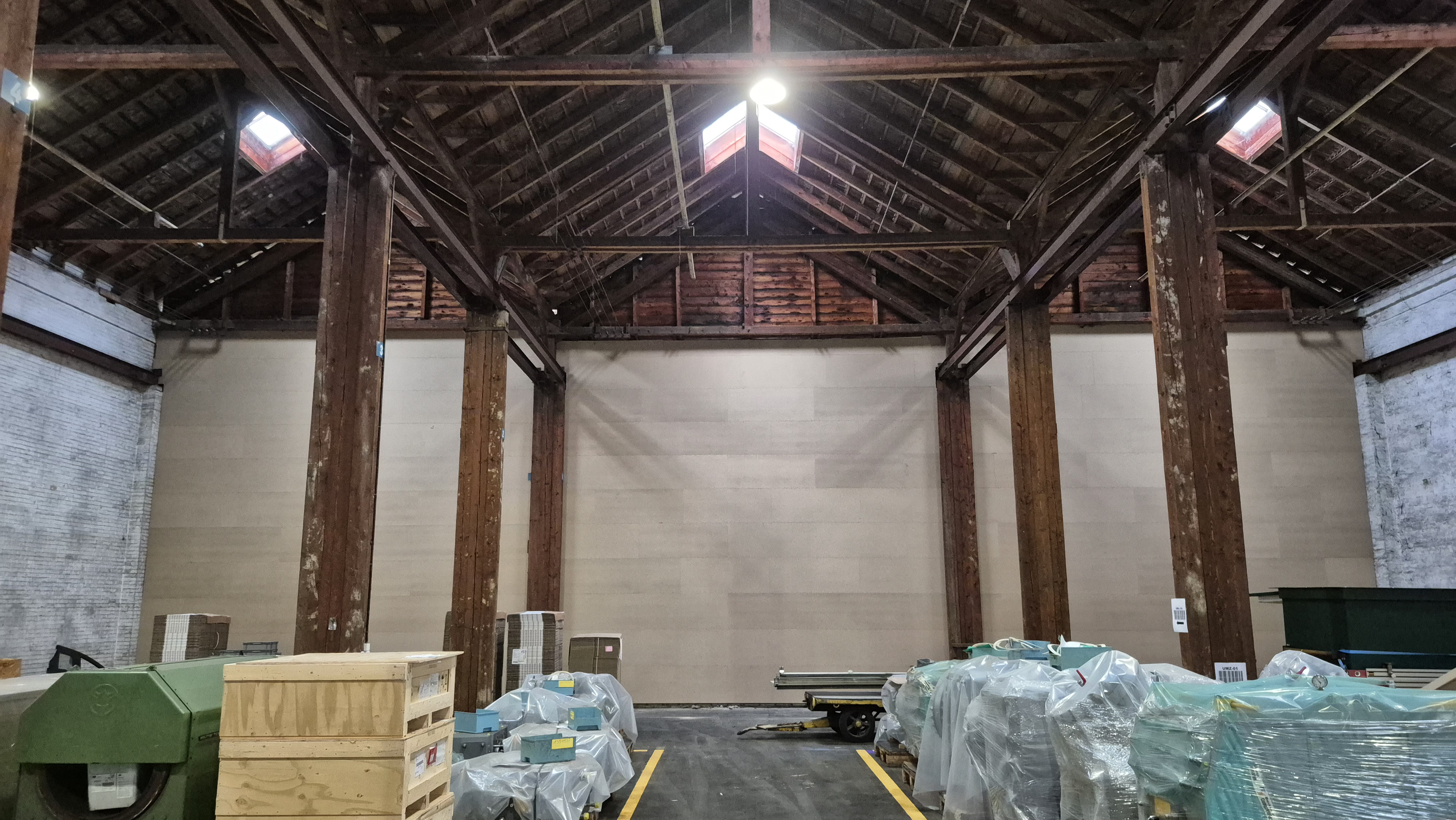 Lagerhallenwand abdichten und beplanken