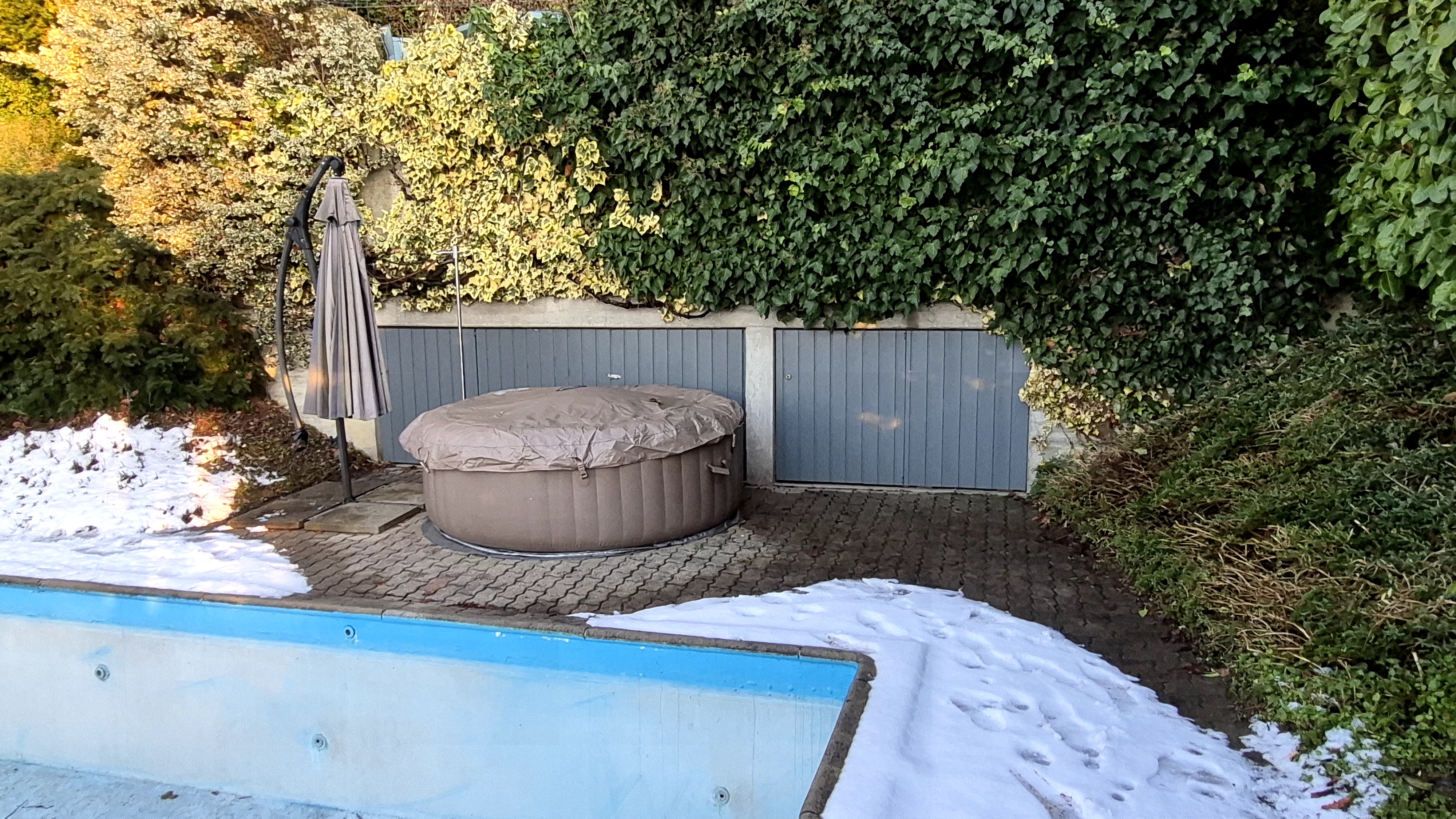 Modernisierung der Außenkellerklappen am Poolbereich