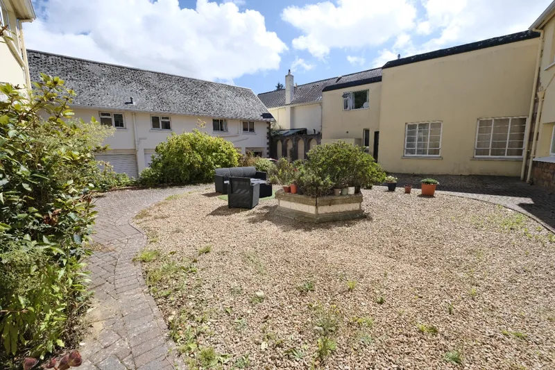 Trois Chenes Court — photograph 4