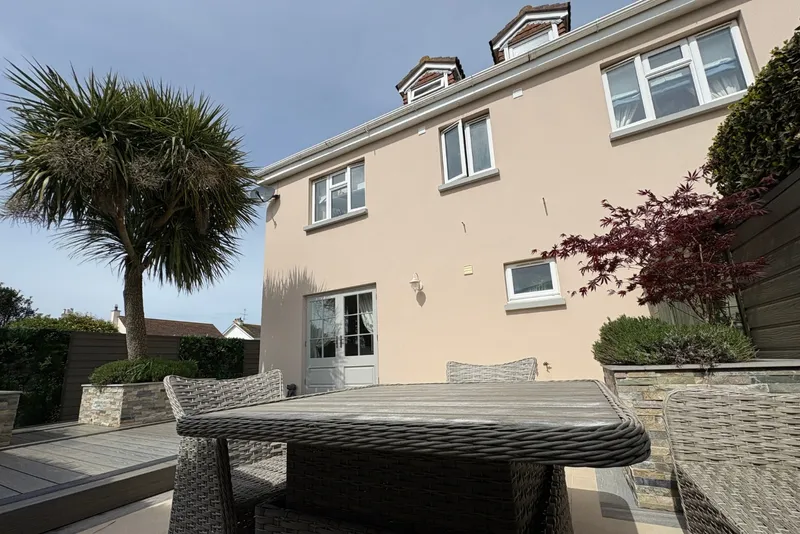 6 Allandale Court — main photograph