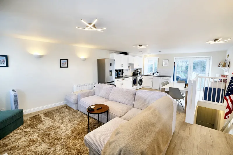 Flat 1, Bank Place — main photograph