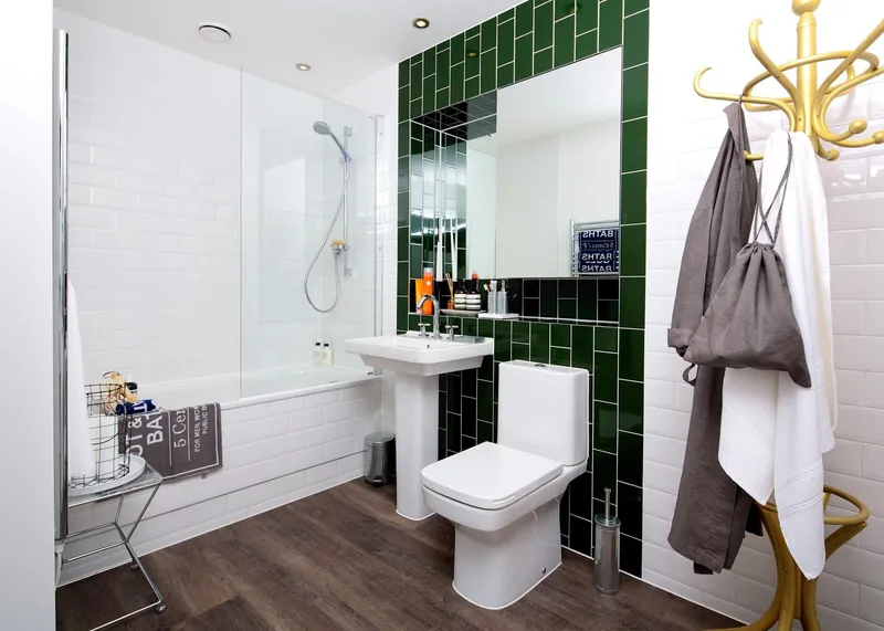 C901 apartment Westmount bathroom