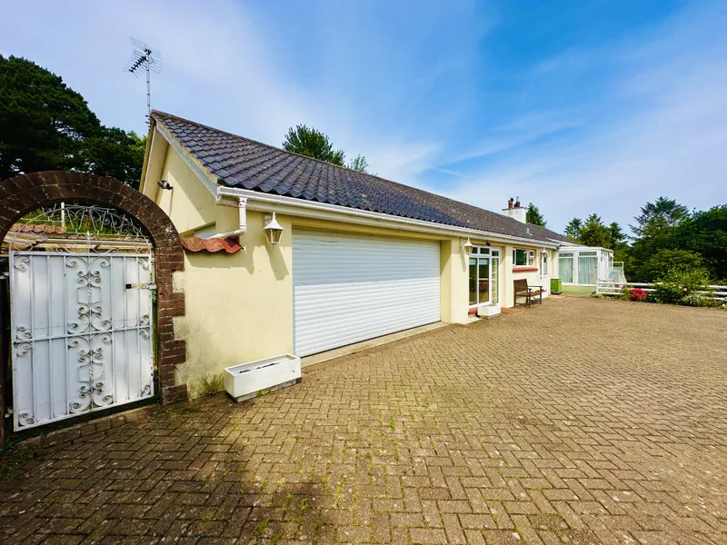 A Rare Piece of Jersey History! Detached Family Home with Converted Bunker Basement — photograph 5
