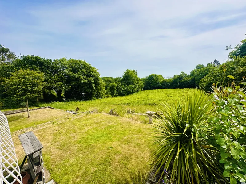A Rare Piece of Jersey History! Detached Family Home with Converted Bunker Basement — photograph 2