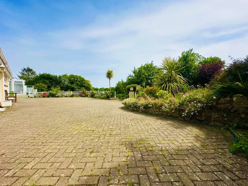 A Rare Piece of Jersey History! Detached Family Home with Converted Bunker Basement — photograph 6