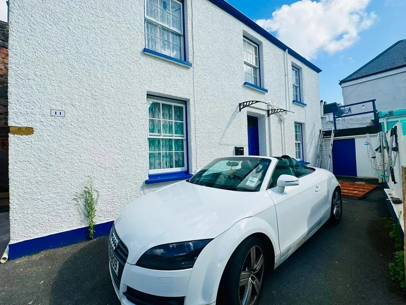 Two Bedrooms, Two Bathroom, Two Reception Rooms and Two Parking! Do not Miss out on Owning This Beautiful Home in the Prime Location of Harve De Pas — photograph 2