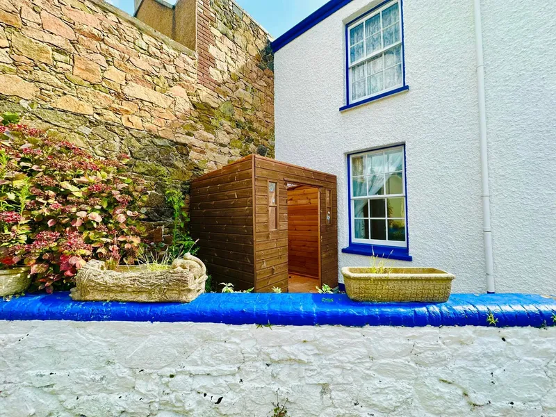 Two Bedrooms, Two Bathroom, Two Reception Rooms and Two Parking! Do not Miss out on Owning This Beautiful Home in the Prime Location of Harve De Pas — photograph 4