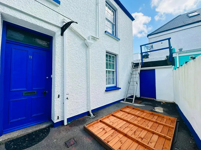 Two Bedrooms, Two Bathroom, Two Reception Rooms and Two Parking! Do not Miss out on Owning This Beautiful Home in the Prime Location of Harve De Pas — photograph 3