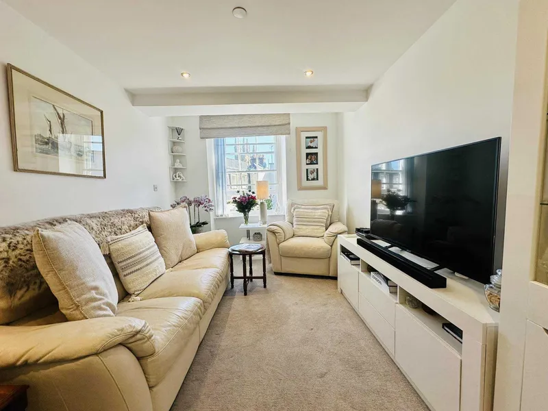 Stunning two-bedroom apartment in the heart of St Helier, complete with a sunny rooftop terrace, secure storage lockup, and dedicated rented parking for your utmost convenience. — photograph 7