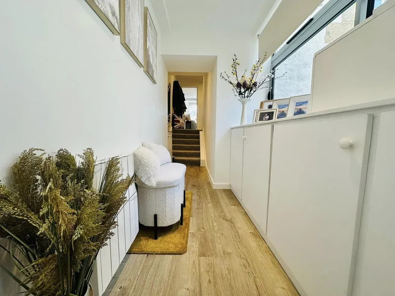 Stunning two-bedroom apartment in the heart of St Helier, complete with a sunny rooftop terrace, secure storage lockup, and dedicated rented parking for your utmost convenience. — photograph 8