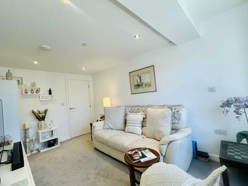 Stunning two-bedroom apartment in the heart of St Helier, complete with a sunny rooftop terrace, secure storage lockup, and dedicated rented parking for your utmost convenience. — photograph 5