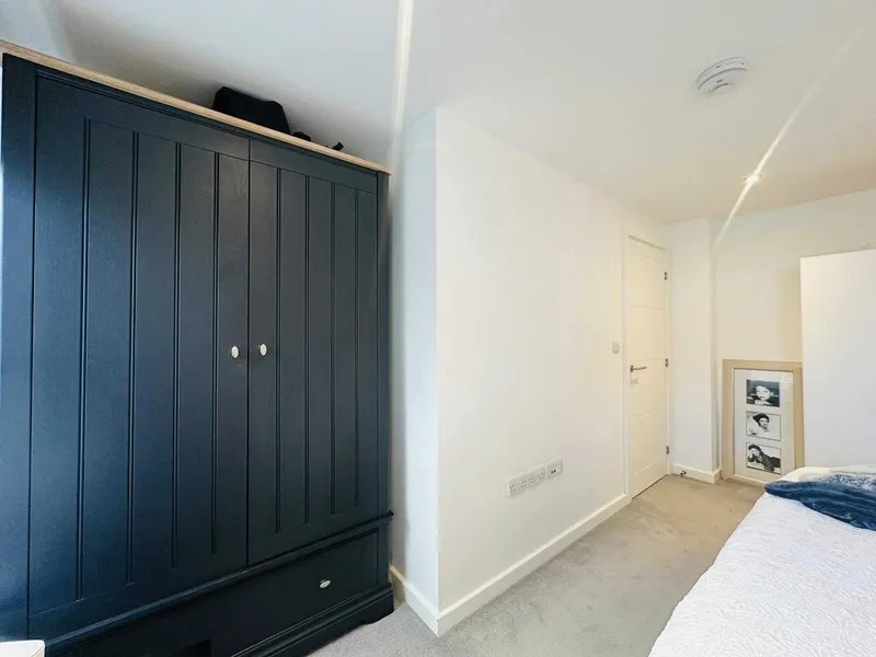 Stunning two-bedroom apartment in the heart of St Helier, complete with a sunny rooftop terrace, secure storage lockup, and dedicated rented parking for your utmost convenience. — photograph 4