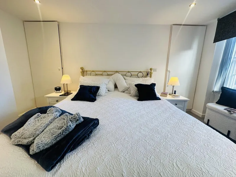 Stunning two-bedroom apartment in the heart of St Helier, complete with a sunny rooftop terrace, secure storage lockup, and dedicated rented parking for your utmost convenience. — photograph 2