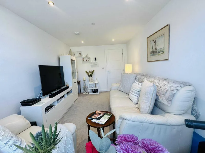Stunning two-bedroom apartment in the heart of St Helier, complete with a sunny rooftop terrace, secure storage lockup, and dedicated rented parking for your utmost convenience. — photograph 3