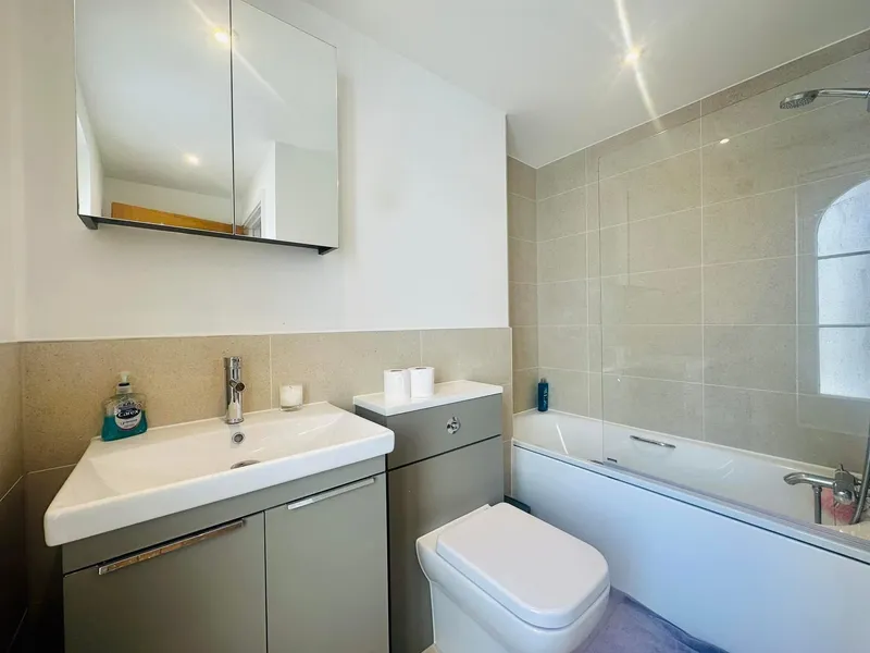 Modern St. Helier Home with Garden, Parking & No Chain! — photograph 9