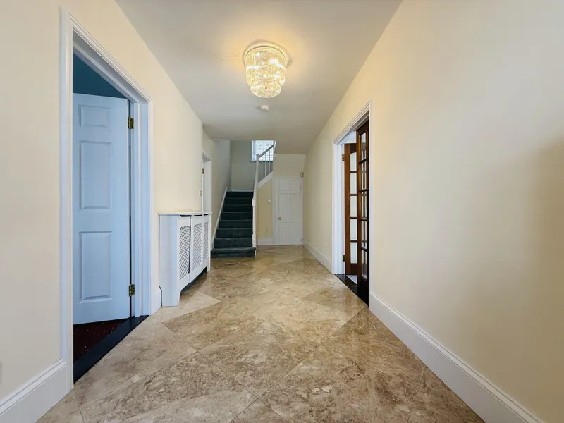 Spacious 6-bedroom family home with garage, jacuzzi garden & ample living space — photograph 7