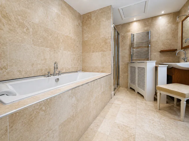 Spacious 6-bedroom family home with garage, jacuzzi garden & ample living space — photograph 9