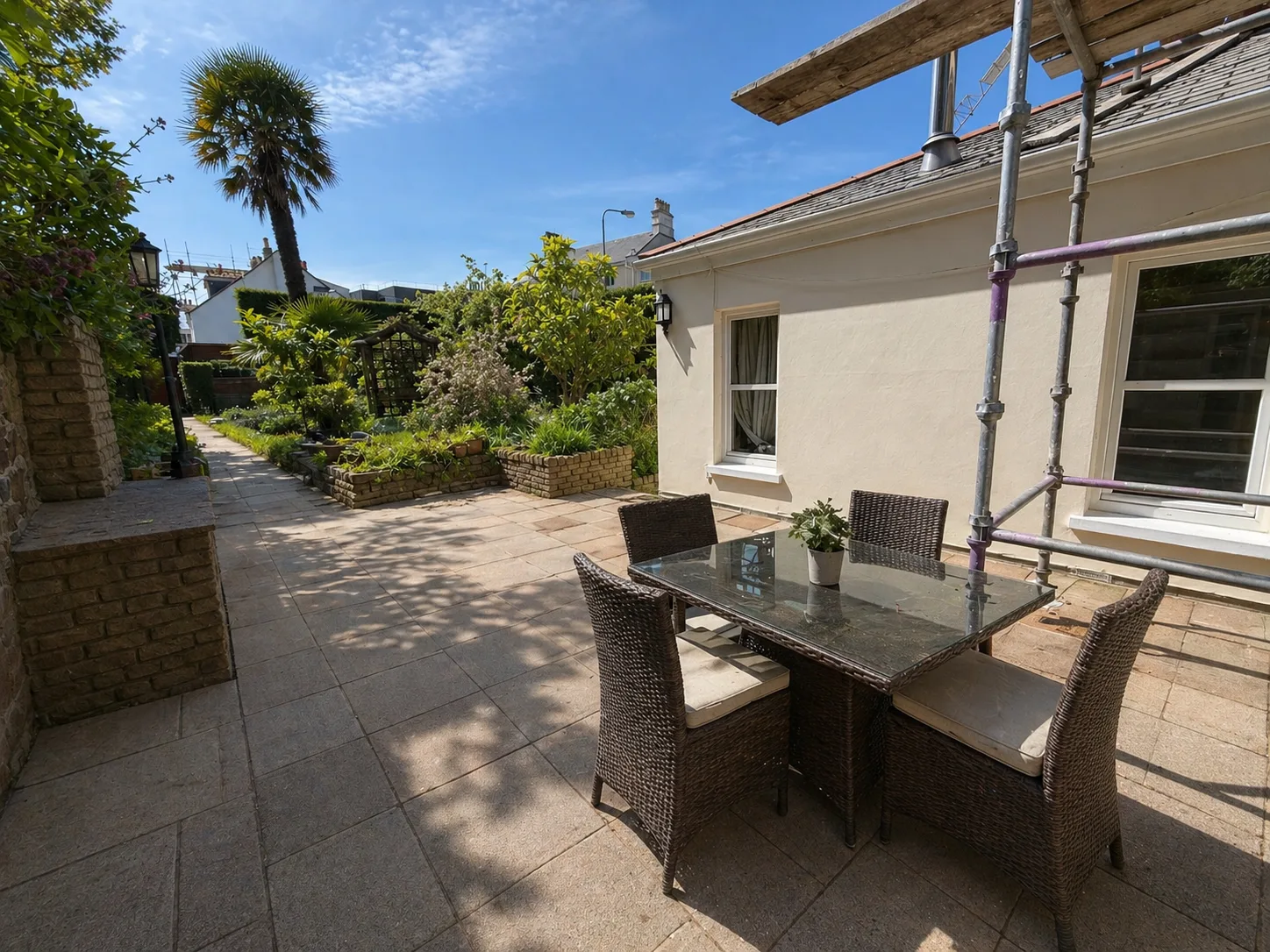 Spacious 6-bedroom family home with garage, jacuzzi garden & ample living space — photograph 1