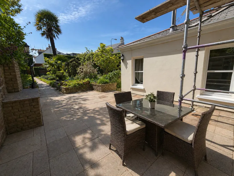 Spacious 6-bedroom family home with garage, jacuzzi garden & ample living space — main photograph