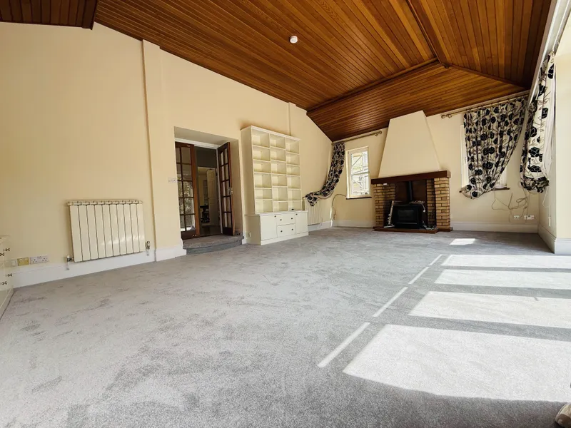Spacious 6-bedroom family home with garage, jacuzzi garden & ample living space — photograph 8