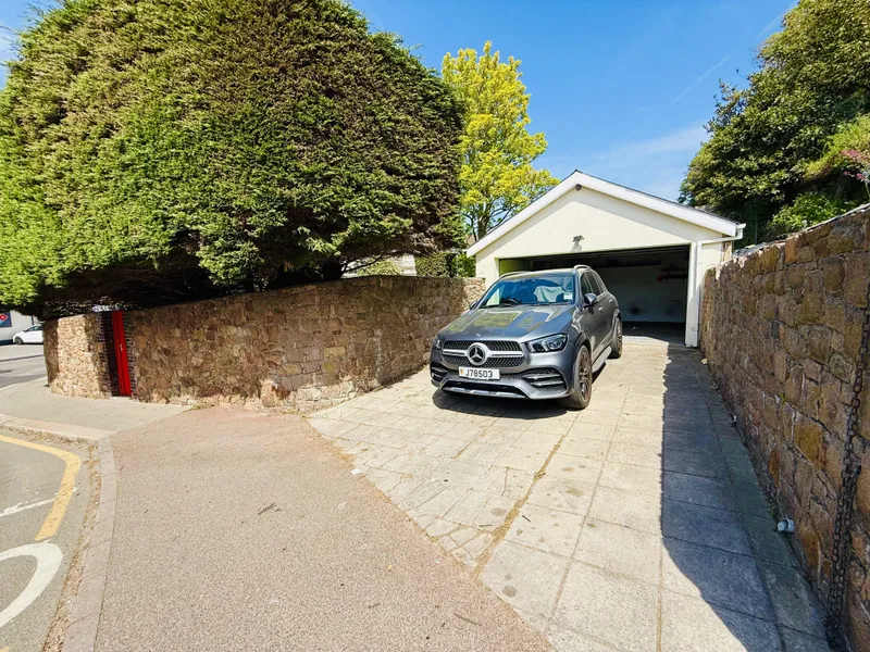 Spacious 6-bedroom family home with garage, jacuzzi garden & ample living space — photograph 2