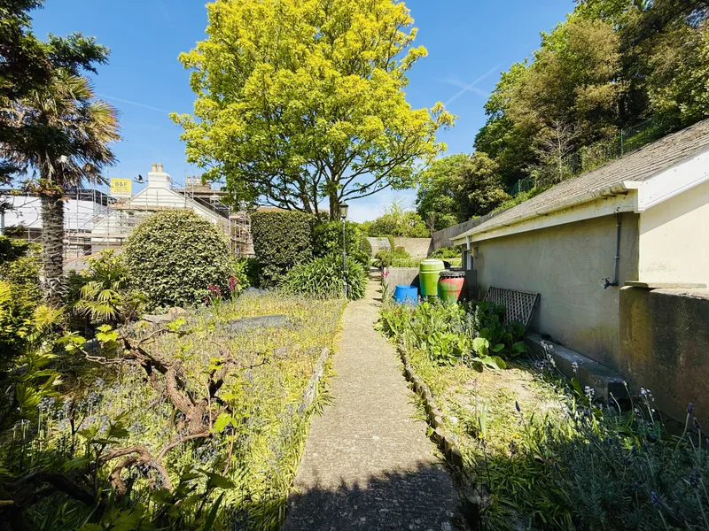 Spacious 6-bedroom family home with garage, jacuzzi garden & ample living space — photograph 4