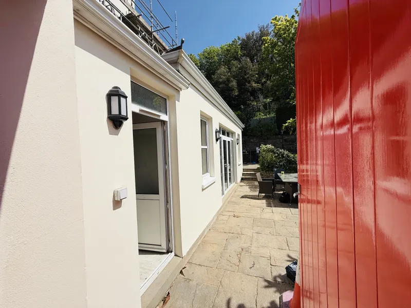 Spacious 6-bedroom family home with garage, jacuzzi garden & ample living space — photograph 6