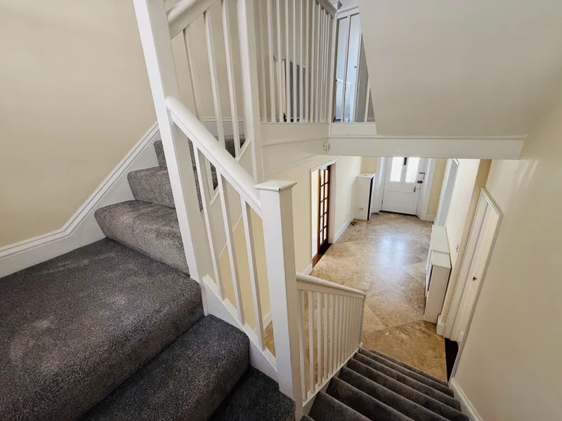 Spacious 6-bedroom family home with garage, jacuzzi garden & ample living space — photograph 10