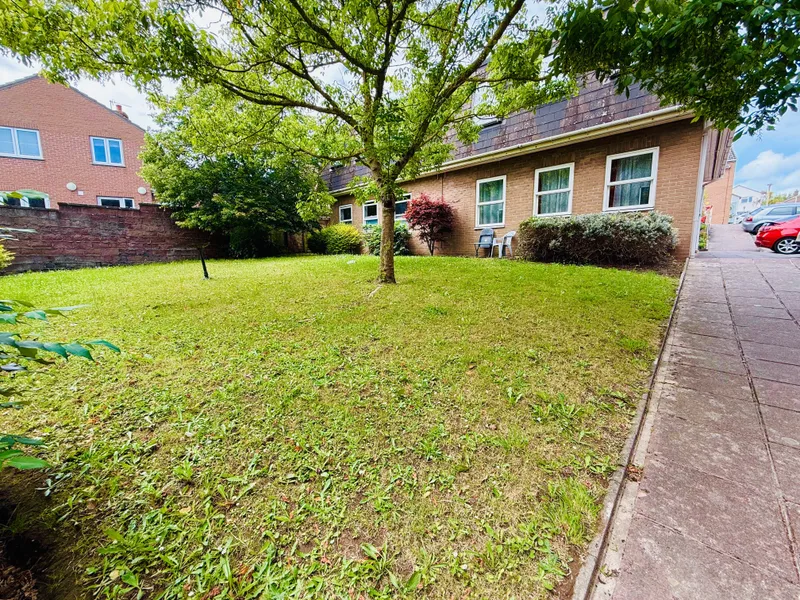 Purpose-Built Apartment with Parking & Walk-to-Town Convenience — main photograph