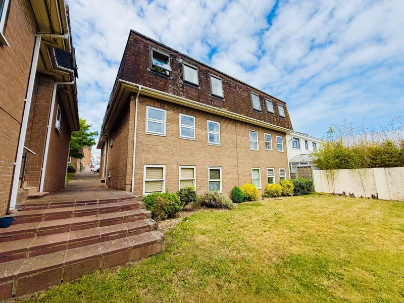 Purpose-Built Apartment with Parking & Walk-to-Town Convenience — photograph 11