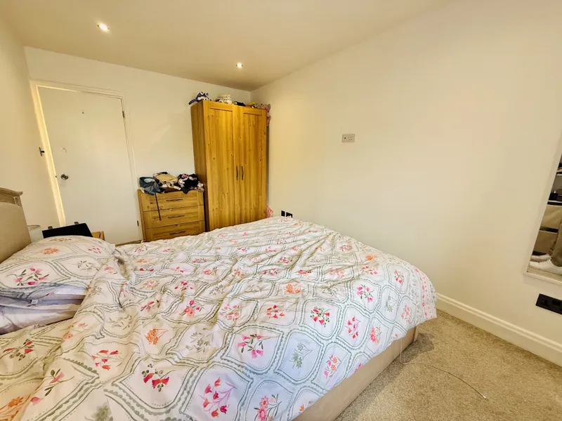 Purpose-Built Apartment with Parking & Walk-to-Town Convenience — photograph 8